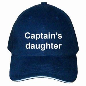 marine blå kasket med hvidt broderi af captains daughter