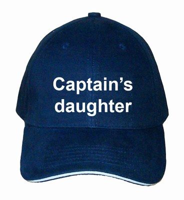 marine blå kasket med hvidt broderi af captains daughter